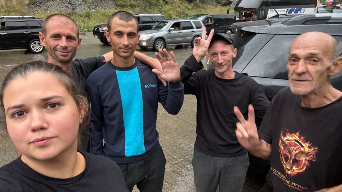 Maria Belkina, head of Volunteers Tbilisi, with Ukrainians who had crossed the Georgian border. Photo: Novaya Gazeta Europe