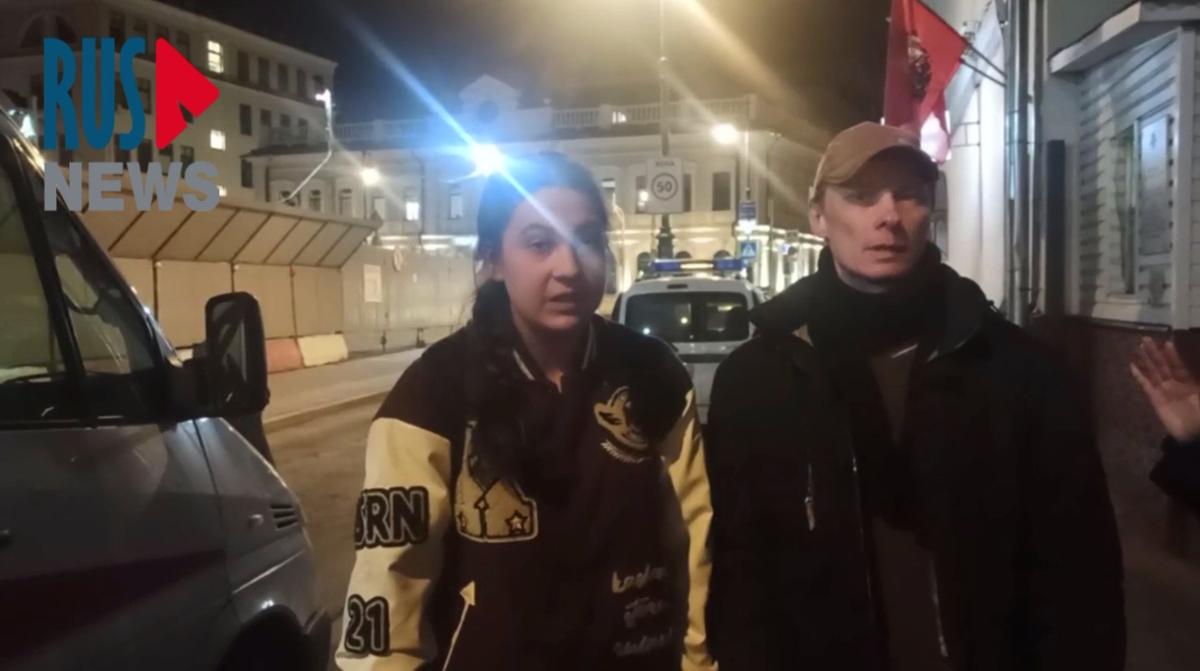 Журналисты Екатерина Аникиевич и Константин Жаров после задержания, скриншот: видео RusNews