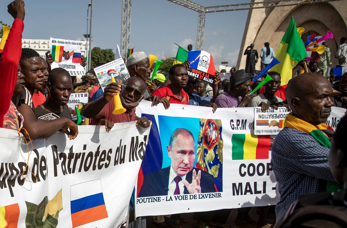 Malianët demonstrojnë kundër Francës dhe në mbështetje të Rusisë për të shënuar 60 vjetorin e pavarësisë së Republikës së Malit në Bamako, Mali, 22 shtator 2020. Foto: AP / Scanpix / LETA