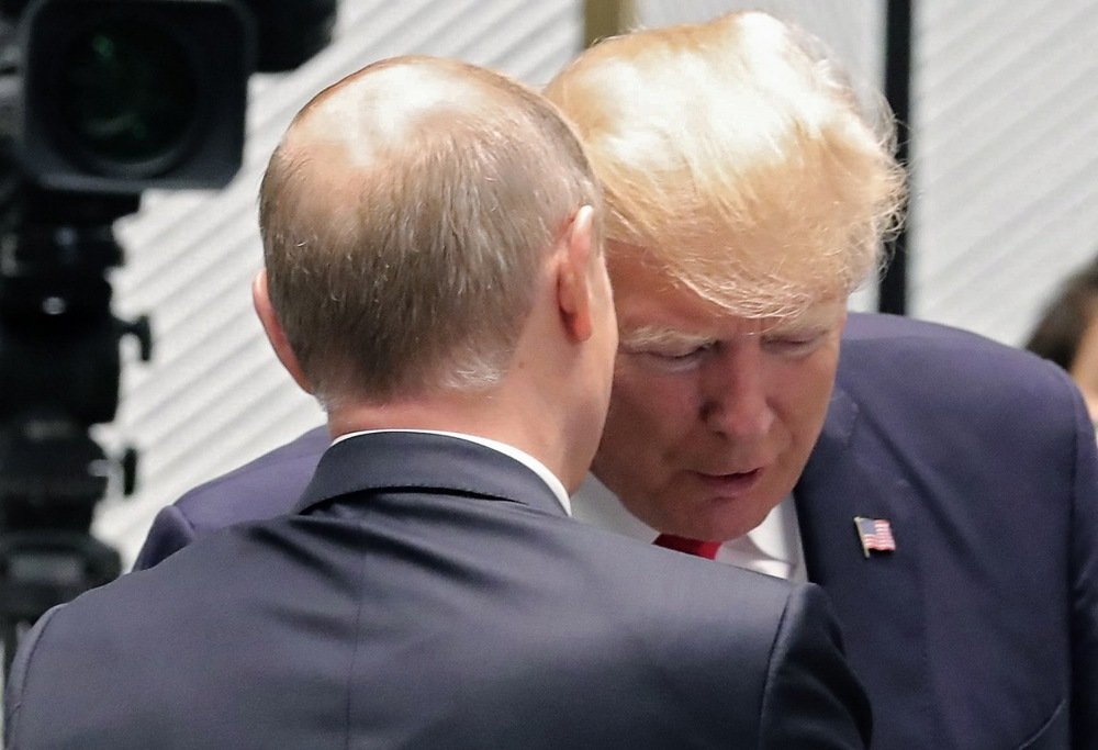 Putin and Donald Trump meet at the 25th APEC summit in Da Nang, Vietnam, 11 November 2017. Photo: EPA-EFE/MIKHAIL KLIMENTYEV/SPUTNIK/KREMLIN / POOL