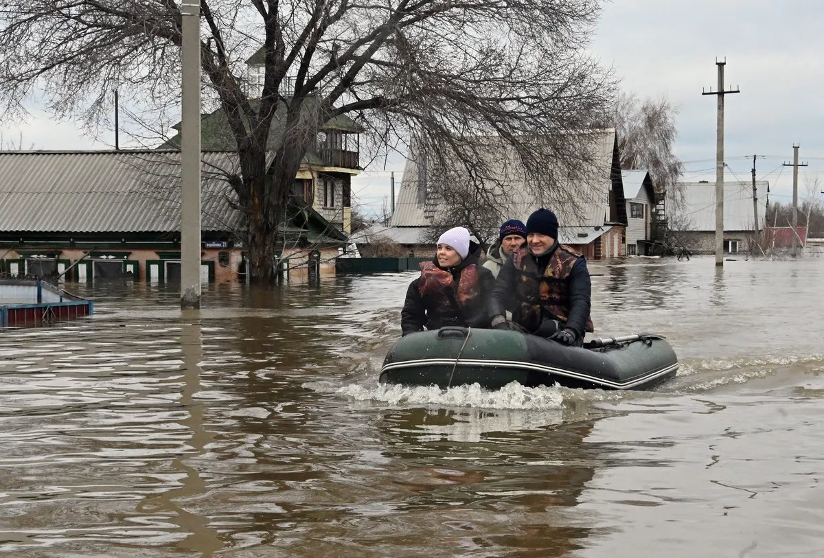 Orsk residents being evacuated following the flood in the Orenburg region of Russia, 8 April 2024. Photo: Anatoly Zhdanov / Kommersant / Sipa USA / Vida Press