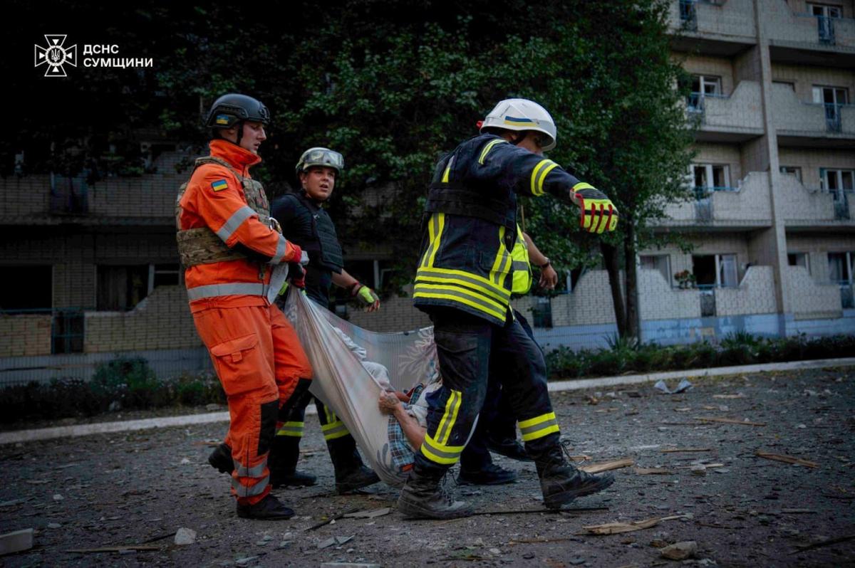 Rescue workers remove a retirement home resident following a Russian missile strike, Sumy, Ukraine, 19 September 2024. Photo: State Emergency Service of Ukraine