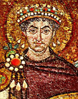 Юстиниан I изображён на мозаике из базилики Сан-Витале, Равенна. Фото:  Wikimedia Commons