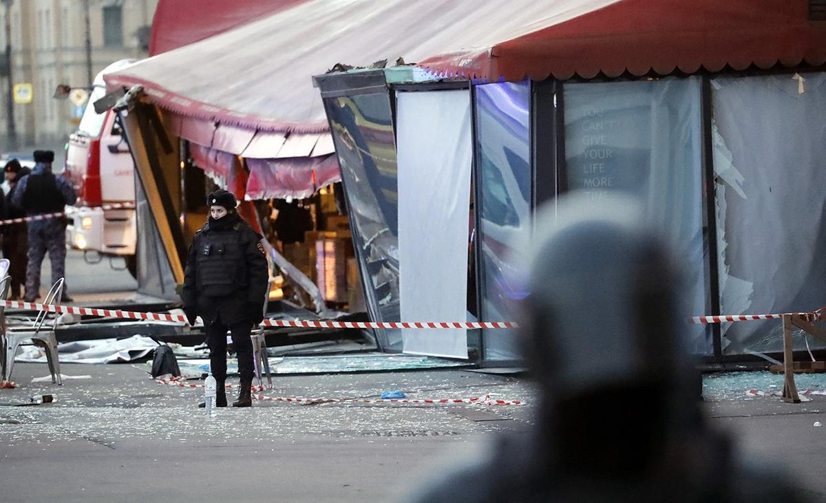 Сотрудники полиции на месте взрыва в кафе «Street bar» в Санкт-Петербурге, Россия, 02 апреля 2023 года. Фото: Юрий Мальцев / EPA-EFE