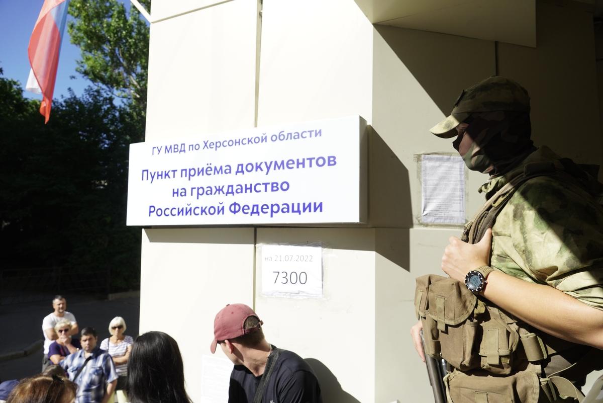 Люди прибывают для получения российских паспортов в Херсоне. Фото: Getty Images