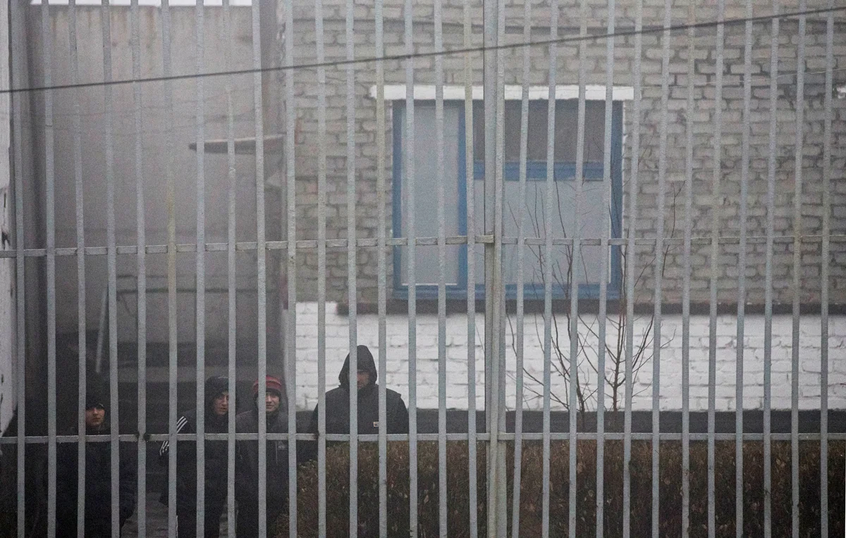 Заключённые за решёткой в исправительной колонии в Макеевке, Донецкая область, Украина, 12 декабря 2014 года. Фото: Maxim Shemetov / Reuters / Scanpix / LETA