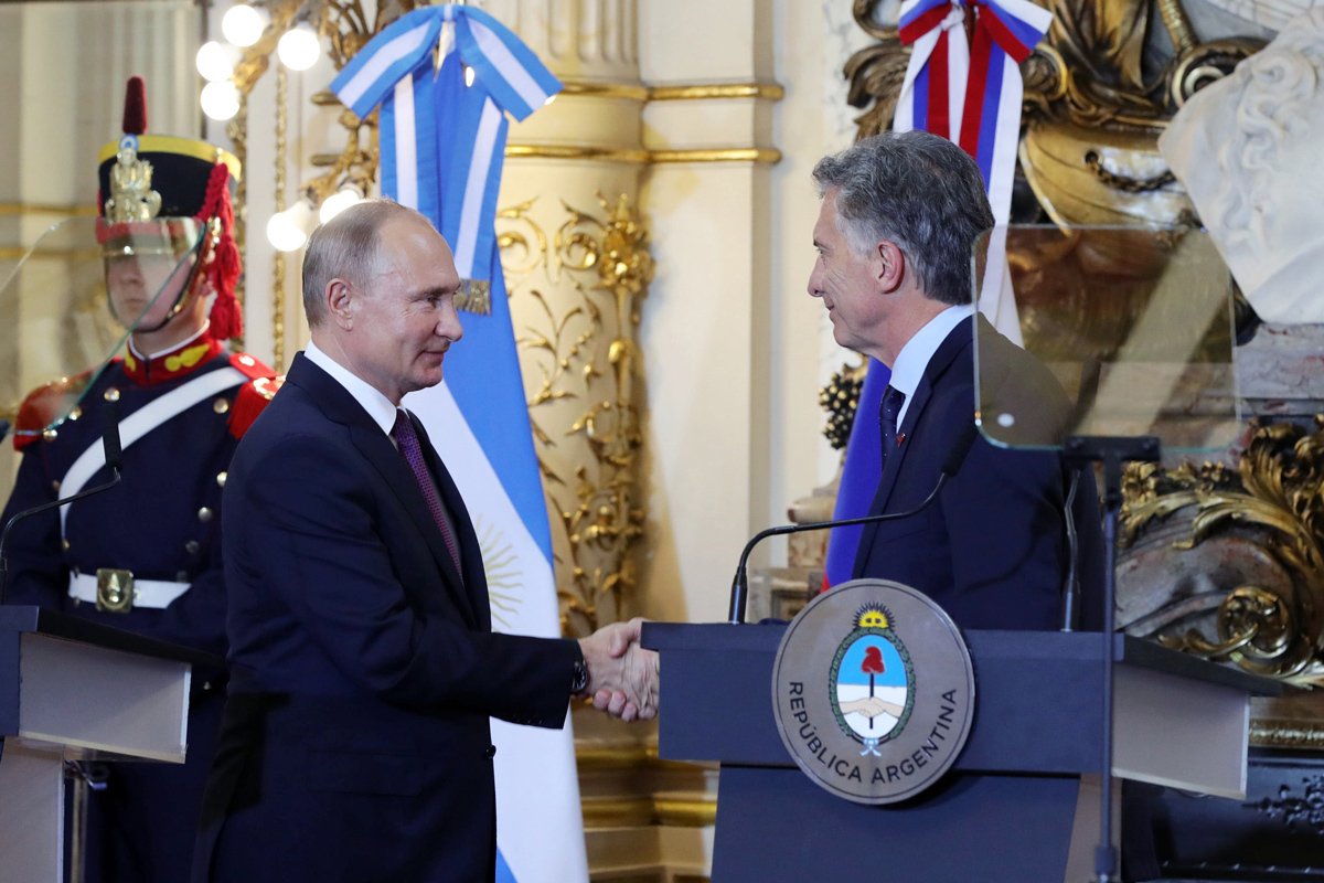 Владимир Путин пожимает руку президенту Аргентины Маурисио Макри во время пресс-конференции после саммита G20 в Буэнос-Айресе, Аргентина, 1 декабря 2018 года. Фото: Михаил Климентьев / Спутник / EPA-EFE