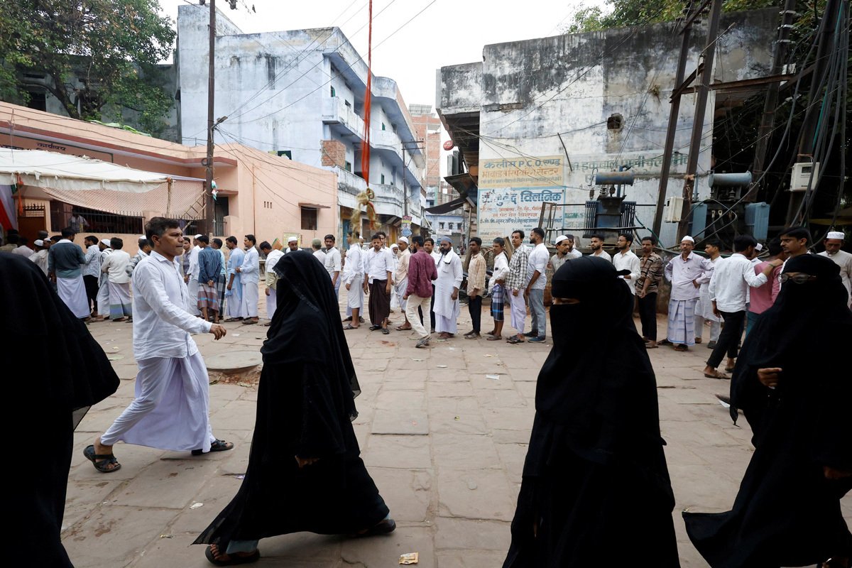 Мусульманки в вуалях выходят с избирательного участка после голосования на всеобщих выборах в Варанаси, Индия, 1 июня 2024 года. Фото: Priyanshu Singh / Reuters / Scanpix / LETA