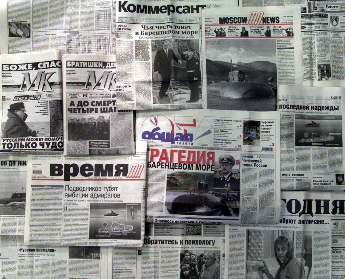 Заголовки российских газет с сообщениями о гибели атомной подводной лодки «Курск», август 2000 года. Фото: EPA PHOTO EPA / SERGEY CHIRIKOV
