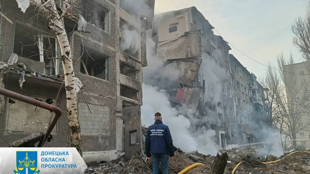 Российские войска нанесли ракетные удары по больнице и жилому дому в Селидово Донецкой области. По данным властей, погибли 3 человека, еще 12 ранены