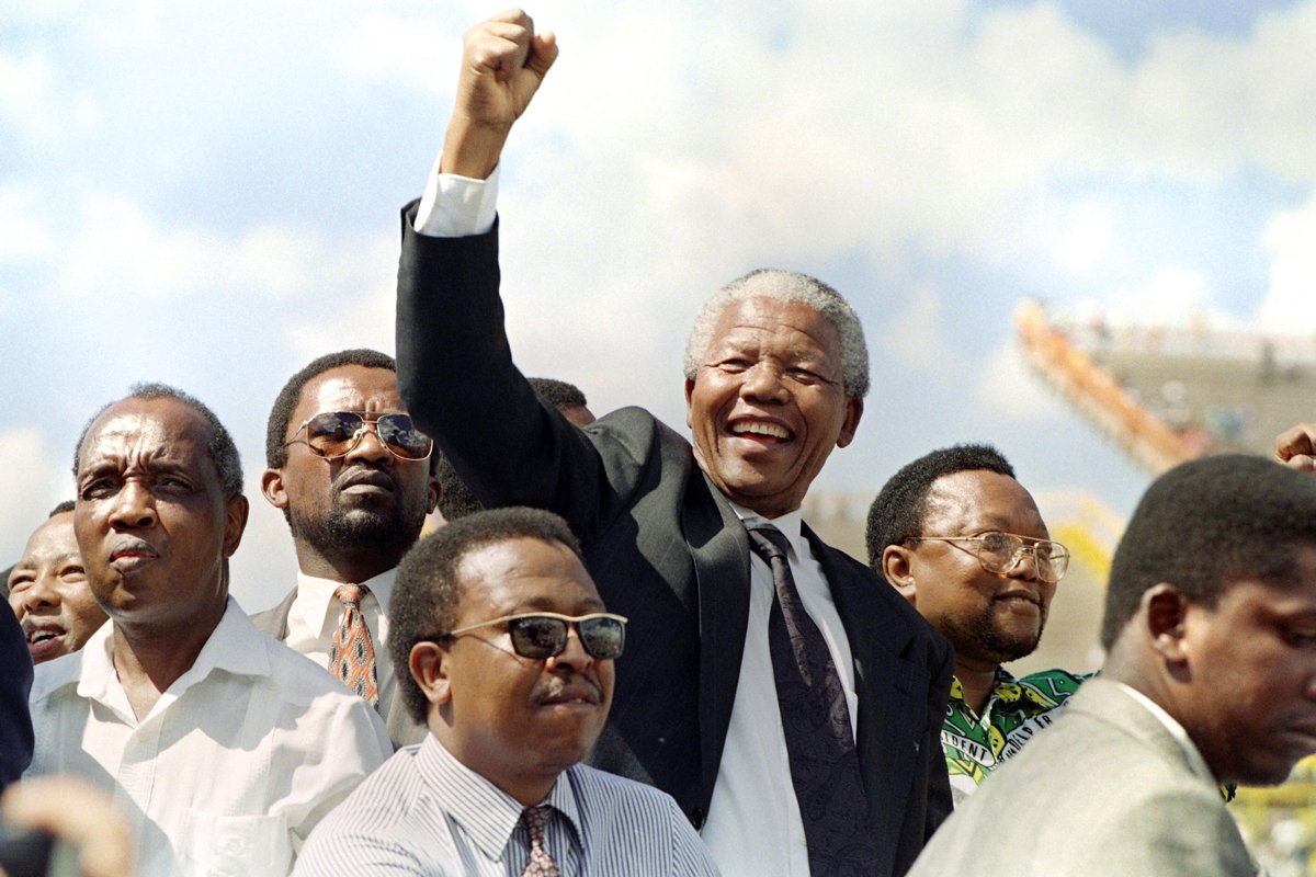 Президент Африканского национального конгресса Нельсон Мандела на предвыборном митинге 15 марта 1994 года. Фото: Walter Dhladhla / AFP / Scanpix / LETA