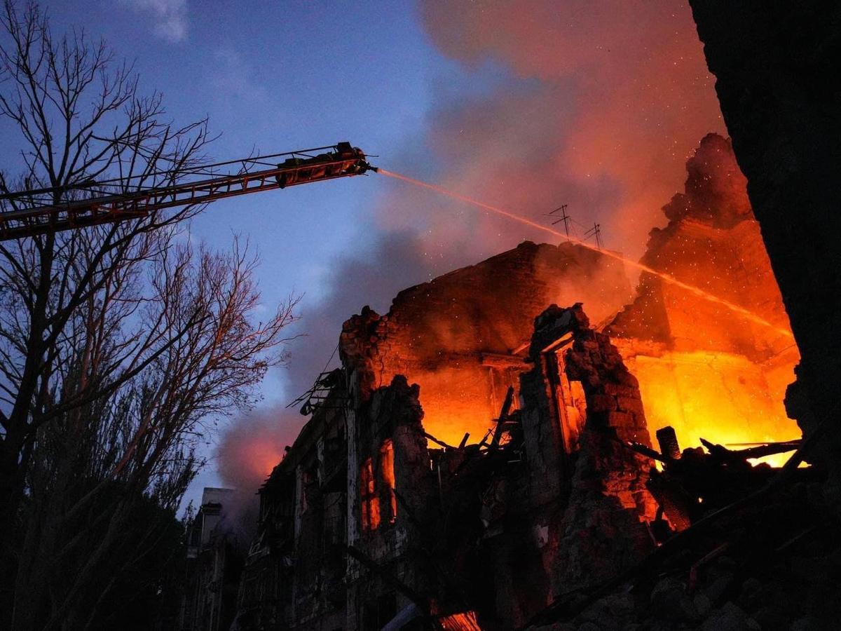 Пожарные тушат пожар в поврежденном доме после терактов в Одессе, Украина, 19 июля 2023 года. Фото: State Emergency Service of Ukraine/ Pavlo Petrov