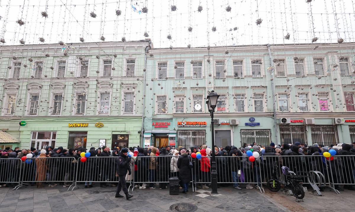 Moldovans living in Russia line up to vote at a polling station in the country’s embassy building in Moscow, 3 November 2024. Photo: EPA-EFE / SERGEI ILNITSKY