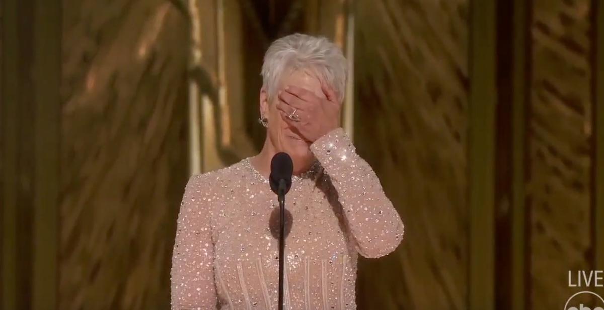 Джейми Ли Кёртис получает «Оскар»