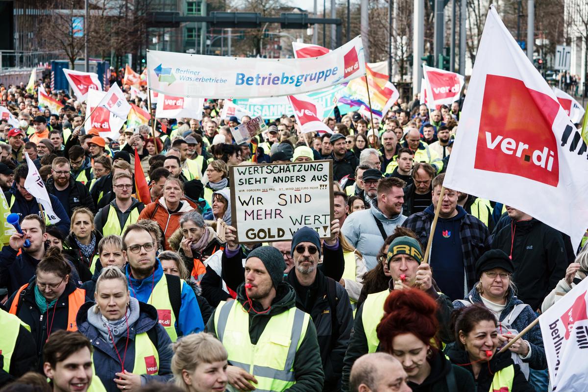 Протестующие участвуют в демонстрации по поводу предупредительной забастовки в Берлине, Германия, 23 марта 2023 г. Фото: EPA-EFE/CLEMENS BILAN