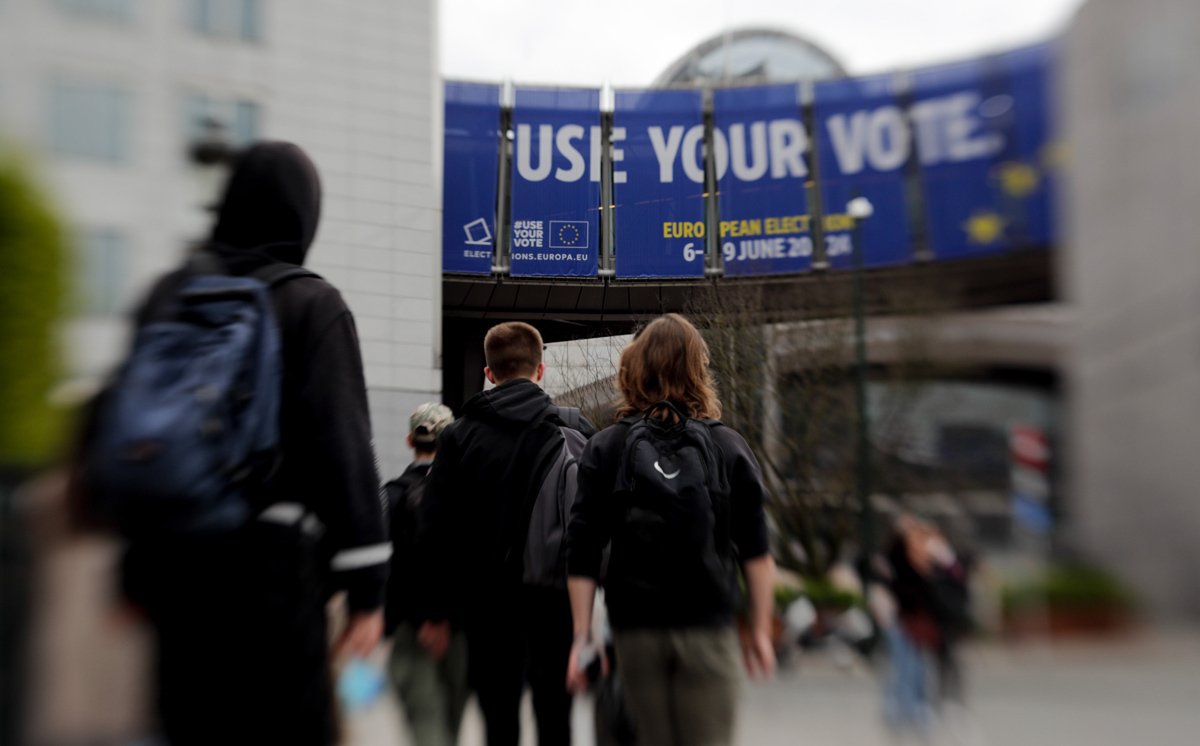 Рекламный плакат у здания Европарламента в Брюсселе, Бельгия, 5 июня 2024 года. Фото: Olivier Hoslet / EPA-EFE