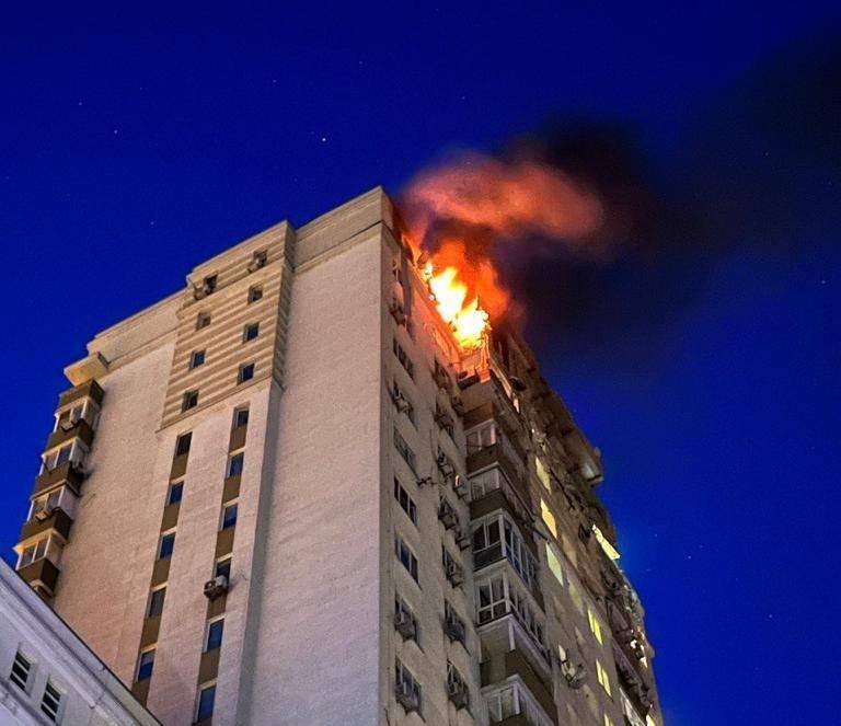 Пожар в многоэтажке в Голосеевском районе Киева. Фото: Киевская администрация