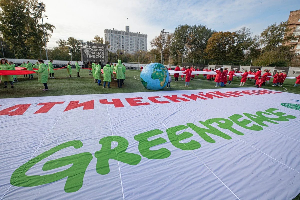 Greenpeace activists at a protest in front of the Russian government building in Moscow. Photo: Sergey Ilnitsky / EPA-EFE