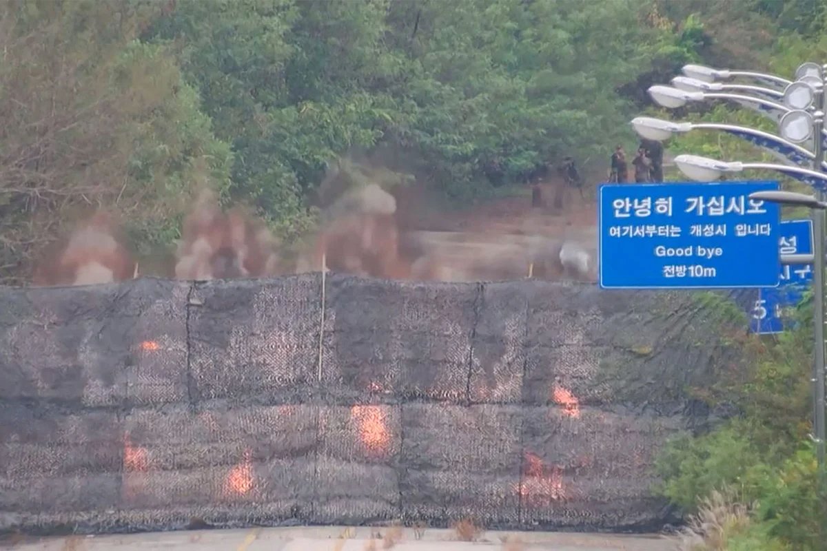 An explosion at the road between South and North Koreas. Photo: South Korea Defence Ministry / AFP / Scanpix / LETA