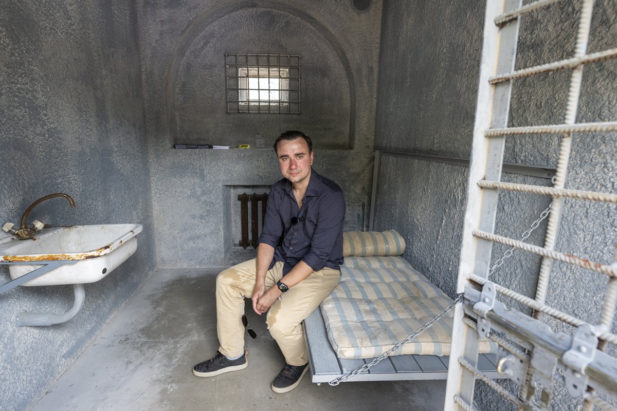 Иван Жданов в копии тюремной камеры Навального, установленной на площади Наций перед европейской штаб-квартирой ООН в Женеве, Швейцария, 10 июня 2023 года. Фото: Martial Trezzini / EPA