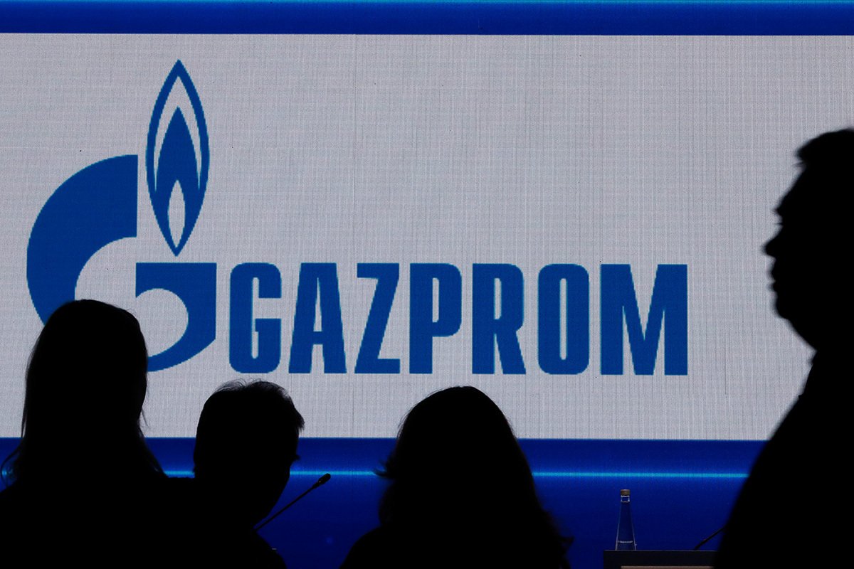 Участники Петербургского международного газового форума (ПМГФ) в Санкт-Петербурге на фоне логотипа «Газпрома», 15 сентября 2022 года. Фото: Анатолий Мальцев / EPA-EFE