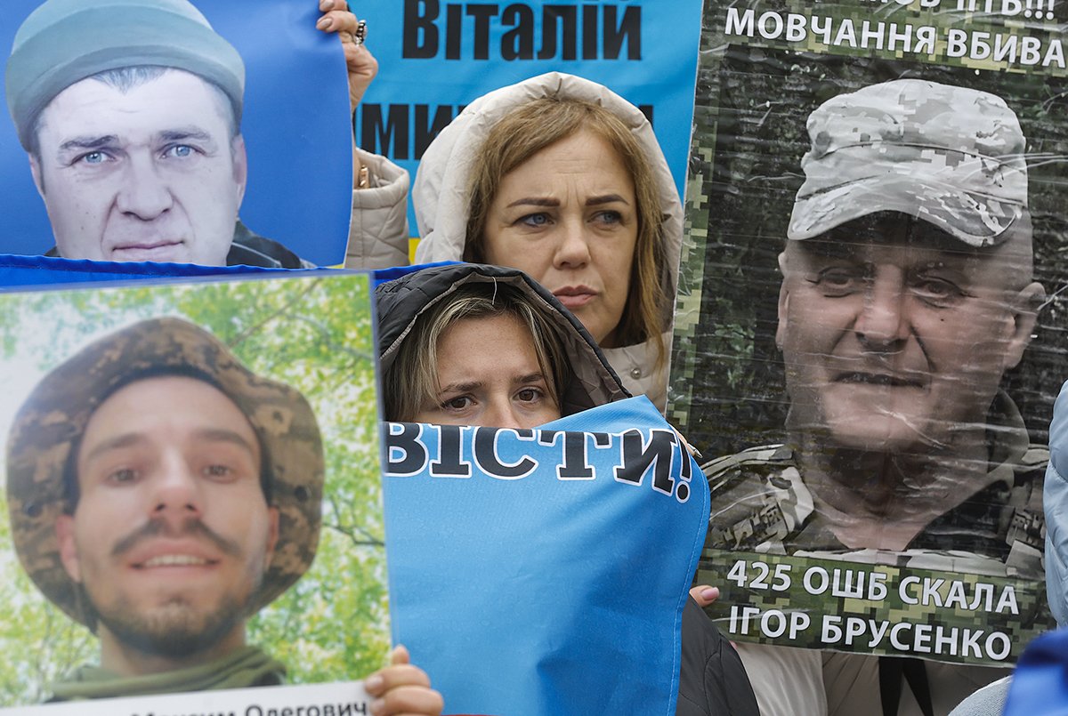 Участники митинга в поддержку военнопленных и пропавших без вести в результате полномасштабного вторжения призывают власти вернуть их родственников из российского плена, Киев, Украина, 16 октября 2024. Фото: Сергей Долженко / EPA-EFE