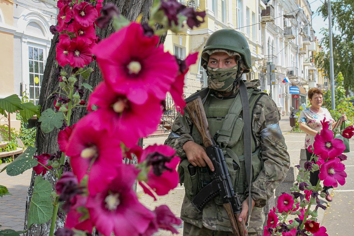 A Wagner mercenary stands guard in the southern Russian city of Rostov-on-Don during the Wagner rebellion, 24 June 2023. Photo: EPA-EFE