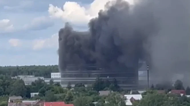 В подмосковном Фрязино горит здание бывшего НИИ