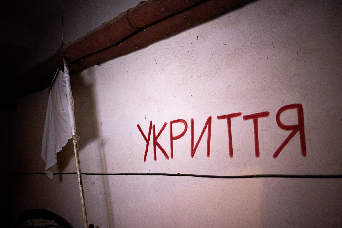Надпись «Укрытие» у входа в копию гостомельского подвала. Фото: Hesther Ng / SOPA Images / Sipa USA / Vida Press