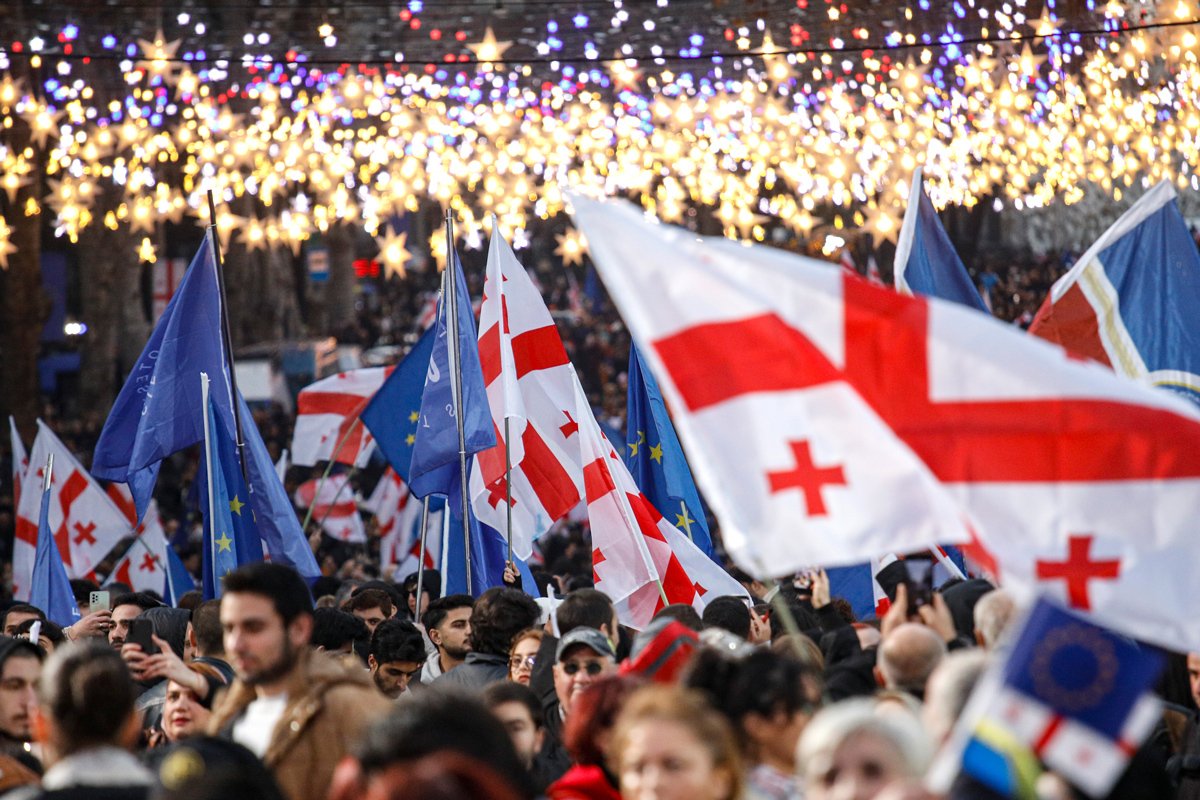 Митинг после предоставления Грузии статуса официального кандидата на вступление в Европейский союз в центре Тбилиси, Грузия, 15 декабря 2023 года. Фото: David Mdzinarishvili / EPA-EFE