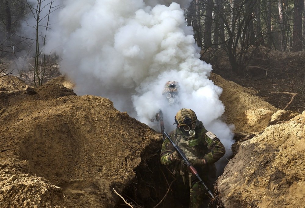 Ukrainian servicemen train at a shooting range near Kharkiv in eastern Ukraine, 29 February 2024. Photo: EPA-EFE/SERGEY KOZLOV