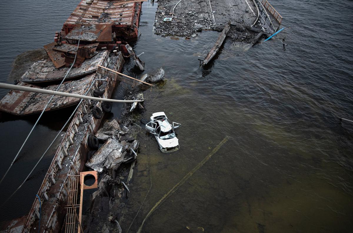 Взорванный мост через Днепр. Фото: Ximena Borrazas / SOPA Images / LightRocket / Getty Images