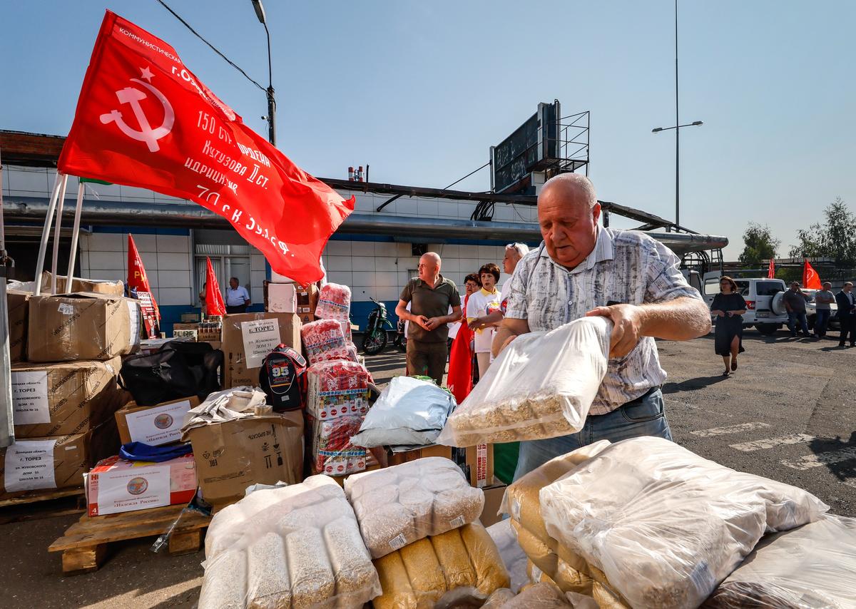 Members of the Russian Communist Party prepare humanitarian aid for the Russian army and residents of the Kursk region, during a ceremony at the Lenin State Farm near Moscow, 28 August 2024. Photo: EPA-EFE / YURI KOCHETKOV