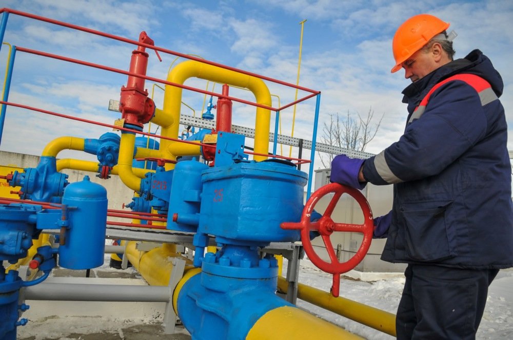 A worker checks equipment at the Dashava gas storage near western Ukrainian town of Stryi, February 2017. Photo: EPA/PAVLO PALAMARCHUK