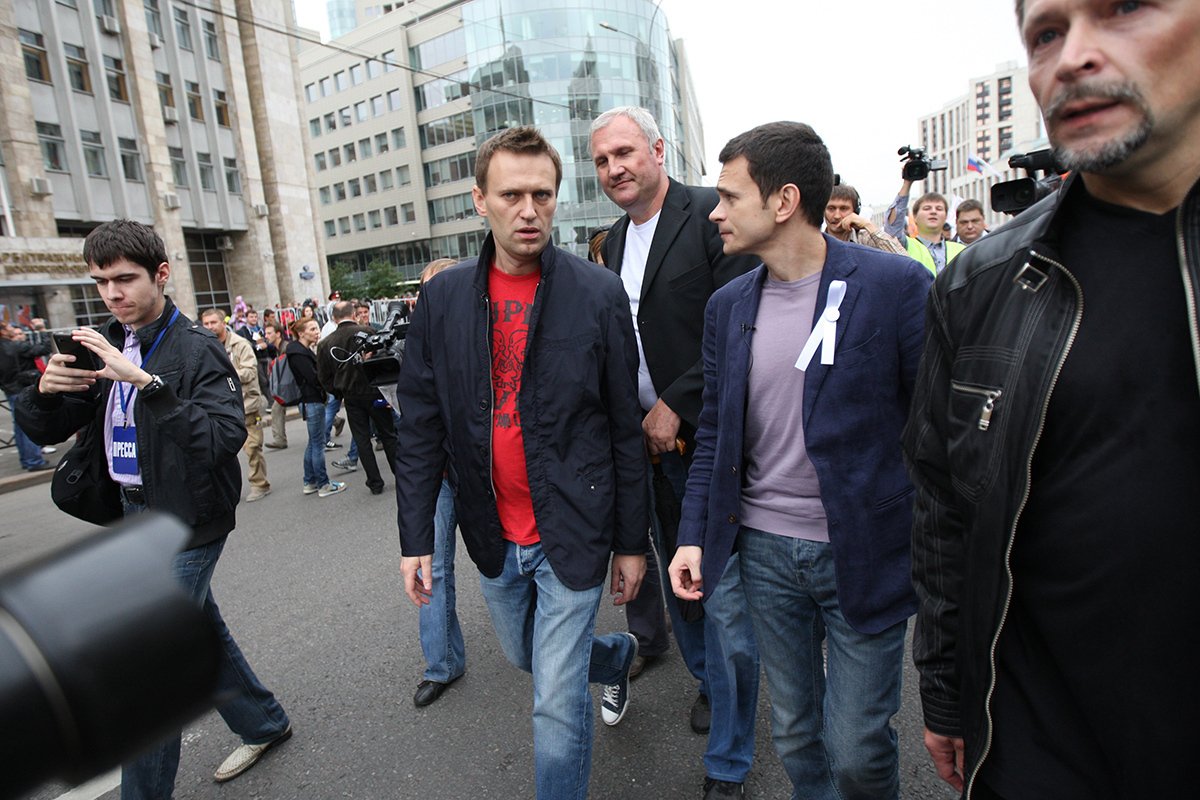 Алексей Навальный разговаривает с Ильей Яшиным во время так называемой демонстрации оппозиции «Марш миллионов» в центре Москвы, 15 сентября 2012 года. Фото: Сергей Ильницкий / EPA-EFE