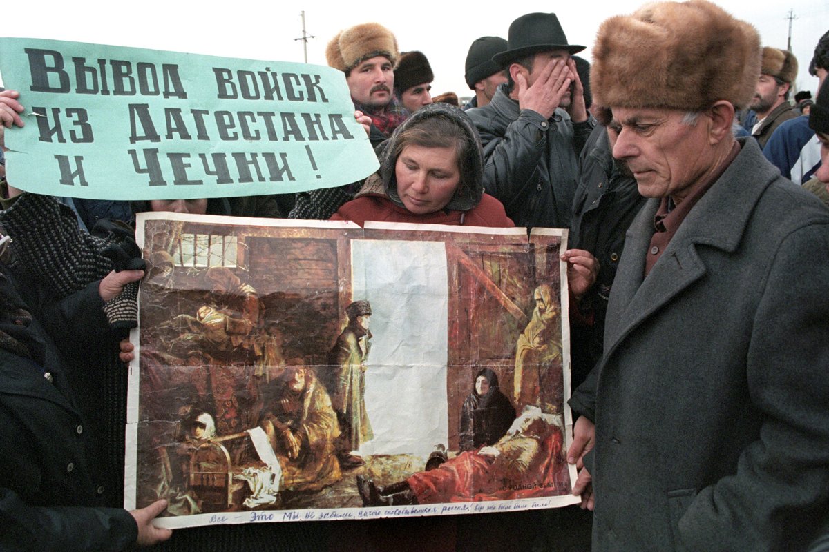 Акция чеченцев из дагестанских сел, расположенных недалеко от границы с Чечней, с требованием вывести российские федеральные войска из Чечни и Дагестана, 13 января 1996 года. Фото: Олег Никишин / EPA