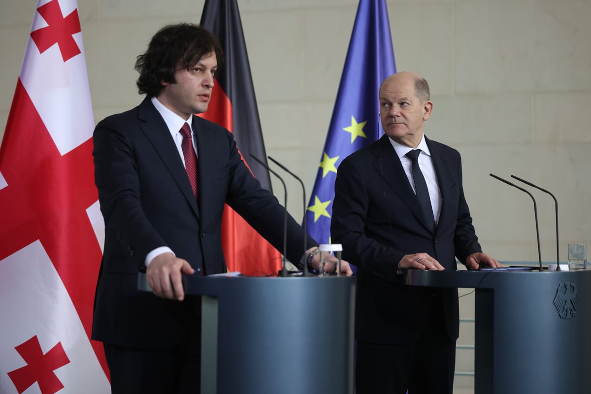Канцлер Германии Олаф Шольц на встрече с премьер-министром Грузии Ираклием Кобахидзе во время пресс-конференции в Берлине, Германия, 12 апреля 2024 года. Фото: Clemens Bilan / EPA-EFE