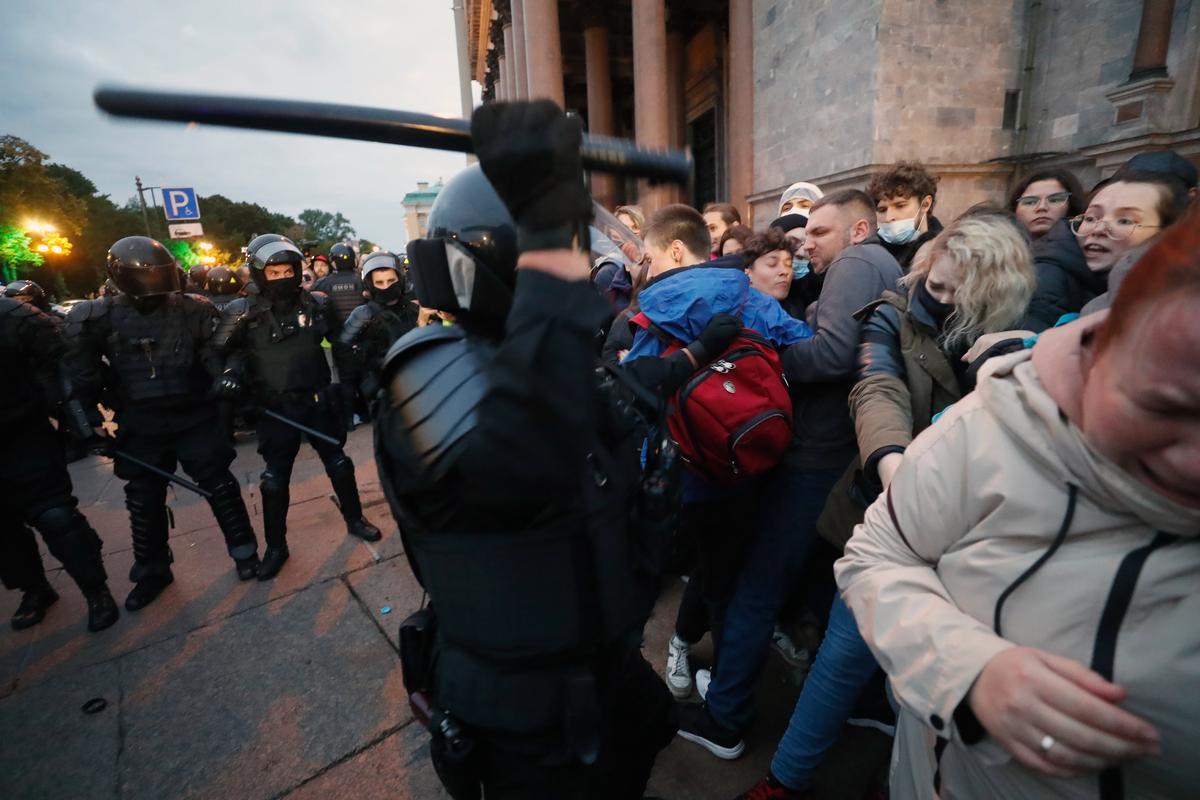 Russian police move in to detain people protesting against partial military mobilisation in St. Petersburg, Russia, 21 September 2022. Photo: EPA-EFE/ANATOLY MALTSEV