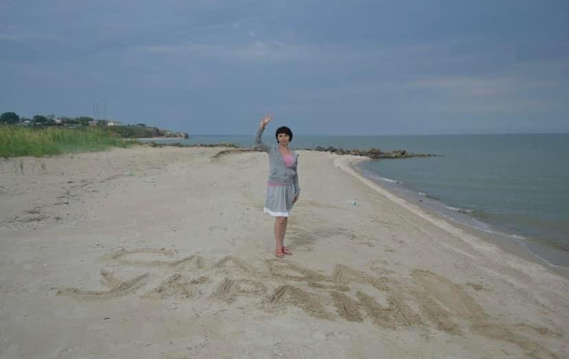 Людмила написала на песке «Слава Украине!». Фото из личного архива, сделано до ареста в оккупированном Новоазовске