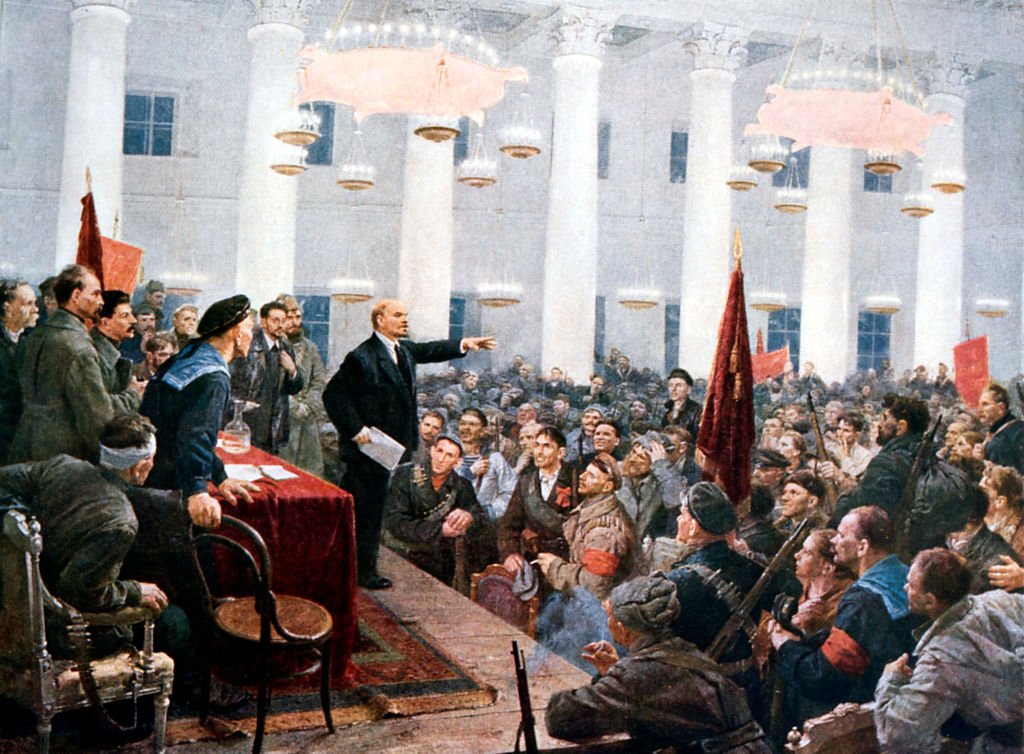 Ленин выступает на Втором съезде Советов в Смольном. Источник: Ann Ronan Pictures / Print Collector/Getty Images