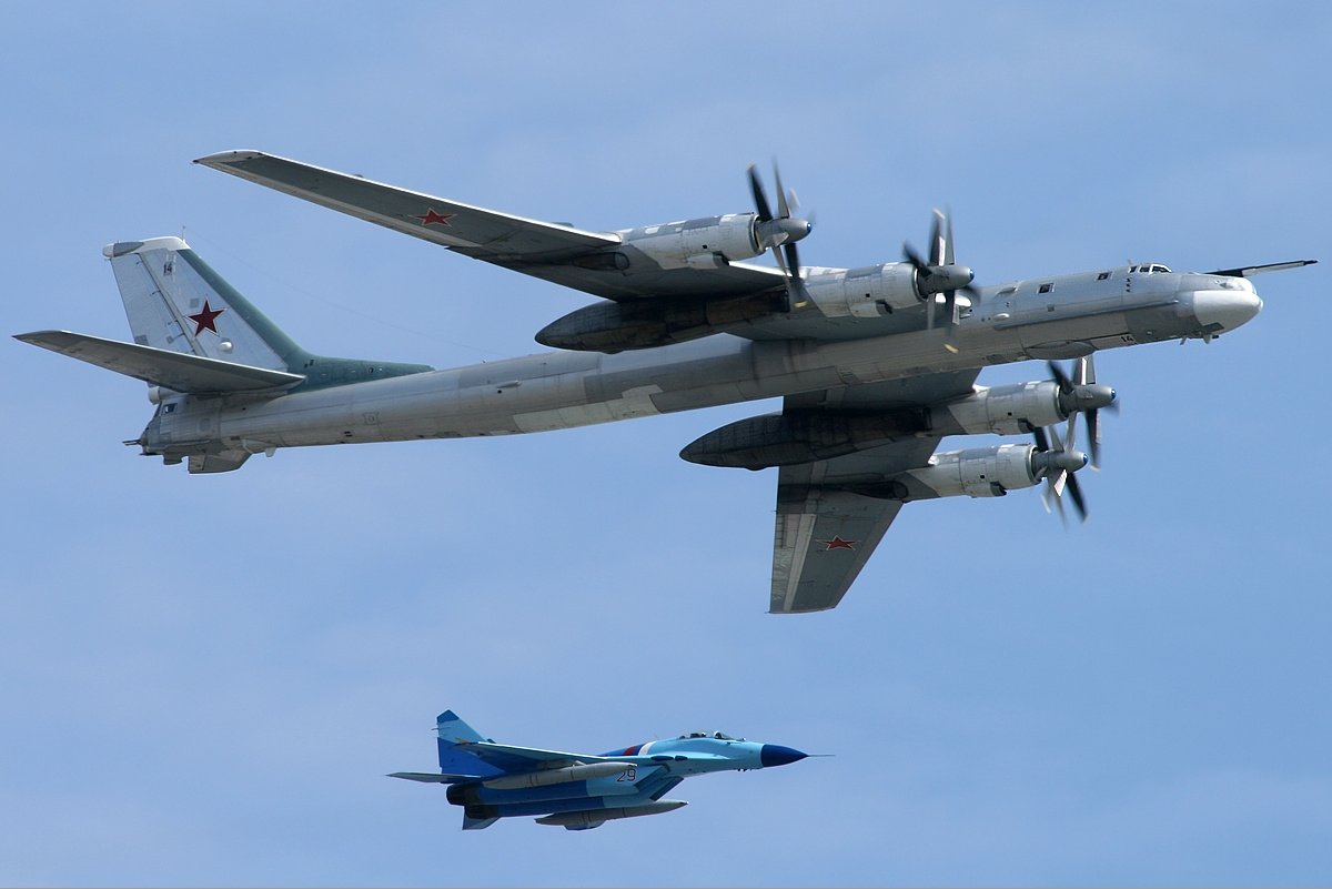 Ту-95МС и МиГ-29. Фото:  Wikimedia Commons ,  Sergey Kustov , CC BY-SA 3.0