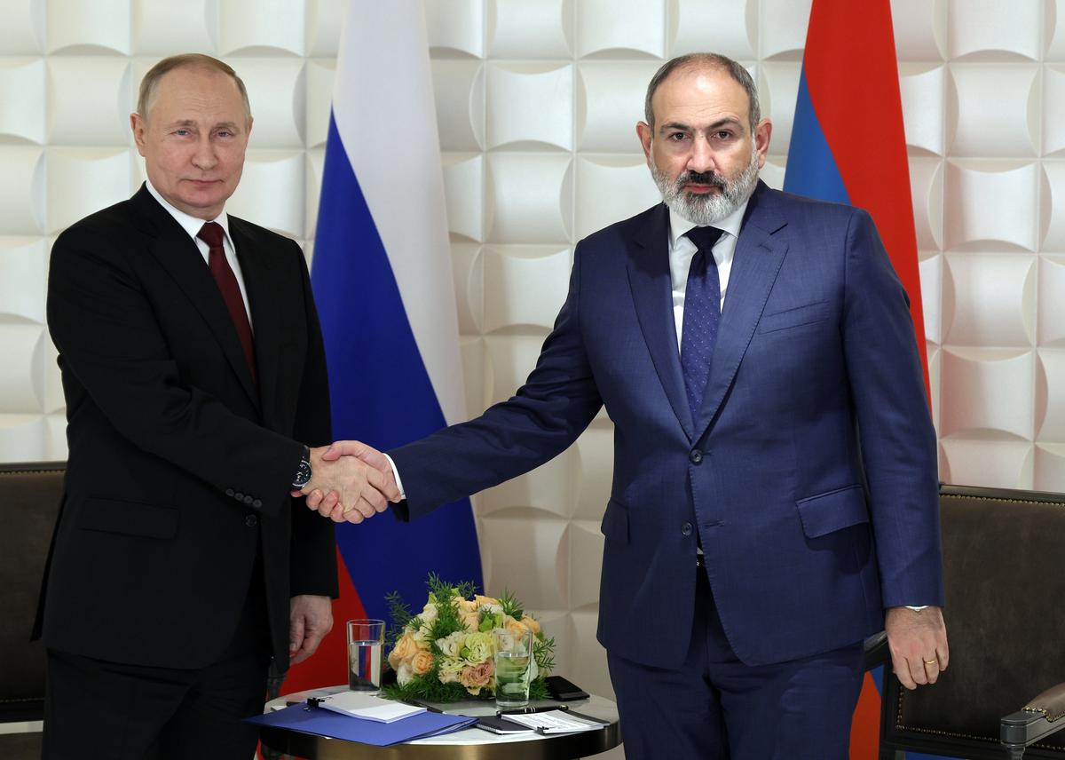 Vladimir Putin shakes hands with Armenian Prime Minister Nikol Pashinyan in Yerevan, Armenia, 23 November 2022. Photo: EPA-EFE / VLADIMIR SMIRNOV / SPUTNIK / KREMLIN POOL