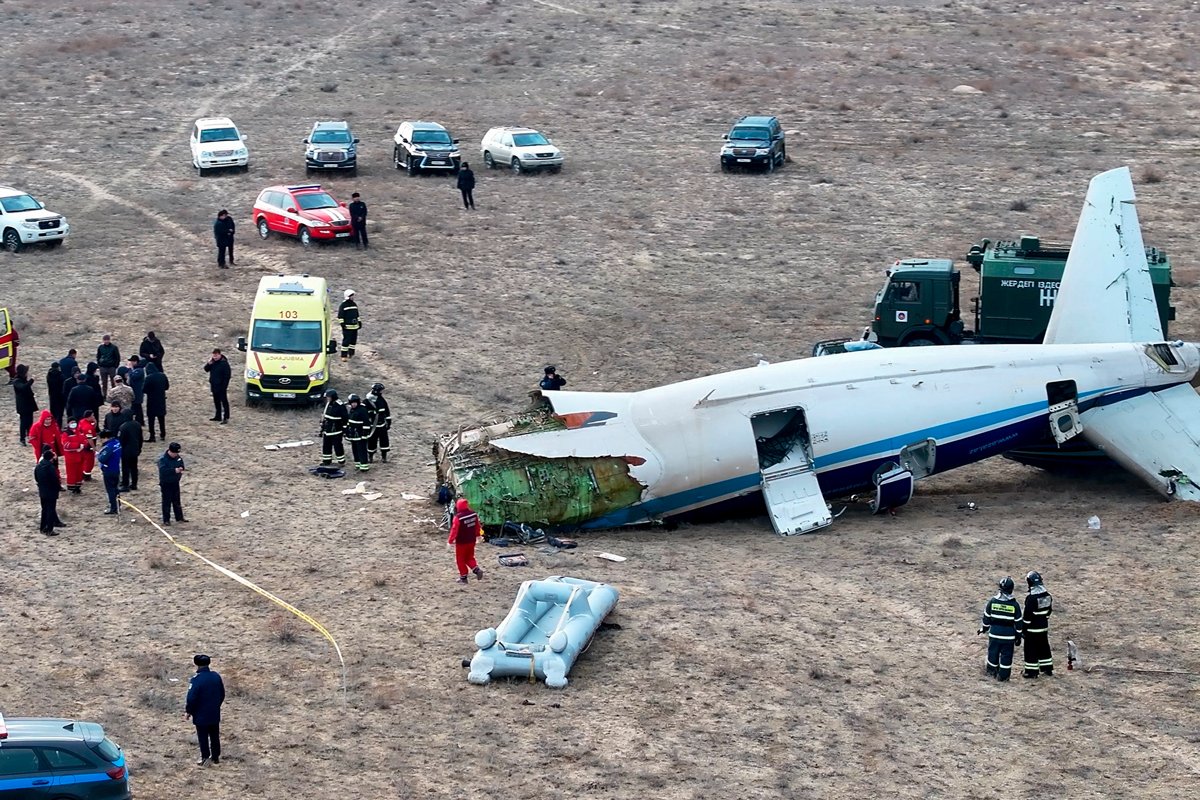 Обломки упавшего в Актау Embraer 190, 25 декабря 2024 года. Фото: Azamat Sarsenbayev / AP Photo / Scanpix / LETA