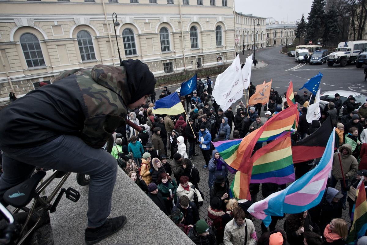 Активисты за права ЛГБТ принимают участие в «Марше против ненависти». Санкт-Петербург, 2014 г. Фото: NurPhoto/Getty Images