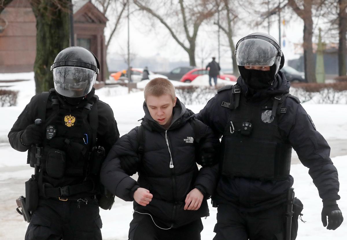 Police officers detain a participant of a civil memorial service for Russian opposition leader Alexey Navalny in St. Petersburg, Russia, 17 February 2024. Photo: EPA-EFE / ANATOLY MALTSEV