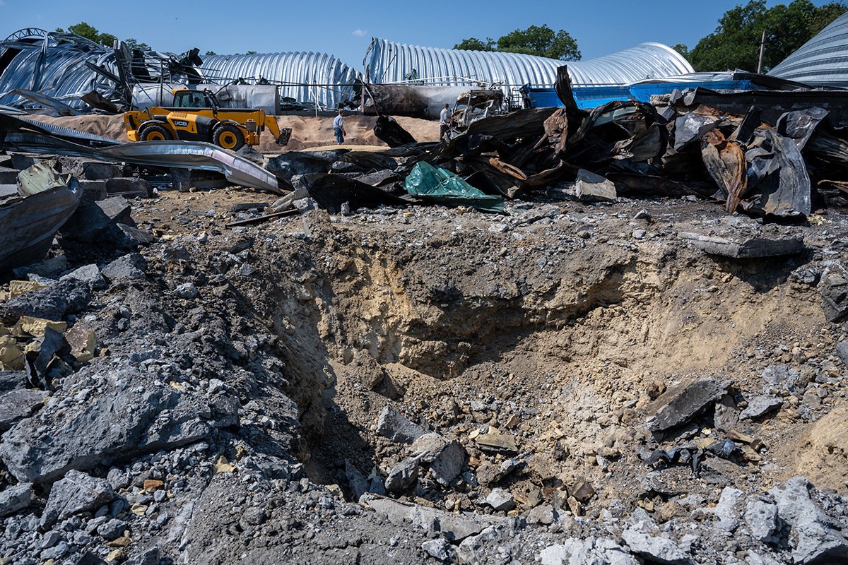 Eliminimi i pasojave të një goditjeje ruse në një hambar në rajonin e Odessa, Ukrainë, 24 korrik 2023. Foto: Scott Peterson/Getty Images