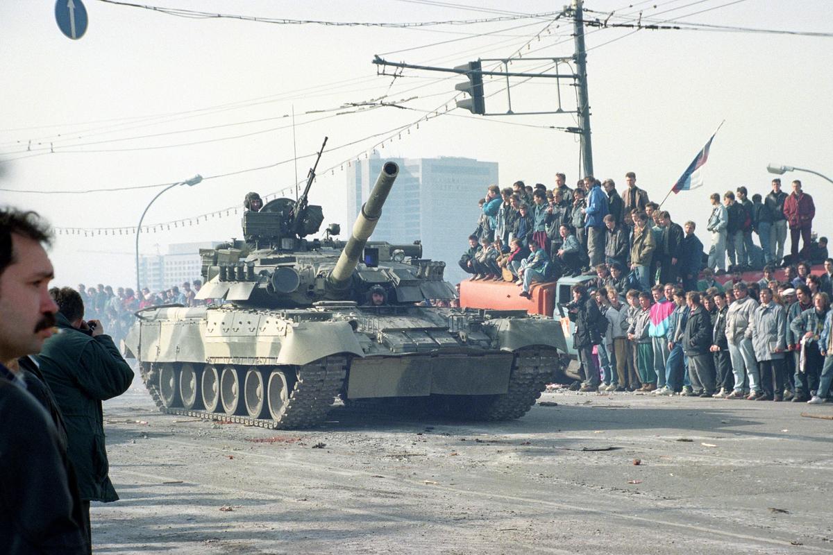 Москва, 4 октября, 1993 года. Фото: EPA/ANATOLY ZHDANOV