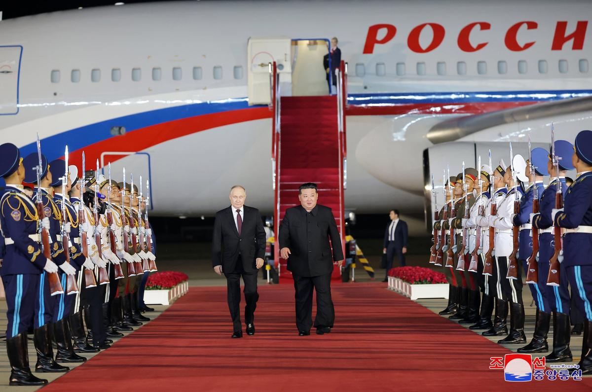 Putin and Kim inspect a ceremonial guard following Putin’s arrival at Pyongyang Airport, 19 June 2024. Photo: EPA-EFE / KCNA