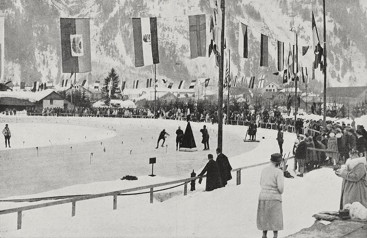 Старт соревнований по конькобежному спорту на дистанции 10 000 метров, Зимние Олимпийские игры в Шамони, Франция, 26-27 января 1924 года. Фото: L'Illustrazione Italiana / De Agostini Picture Library / Kontributor / Getty Images