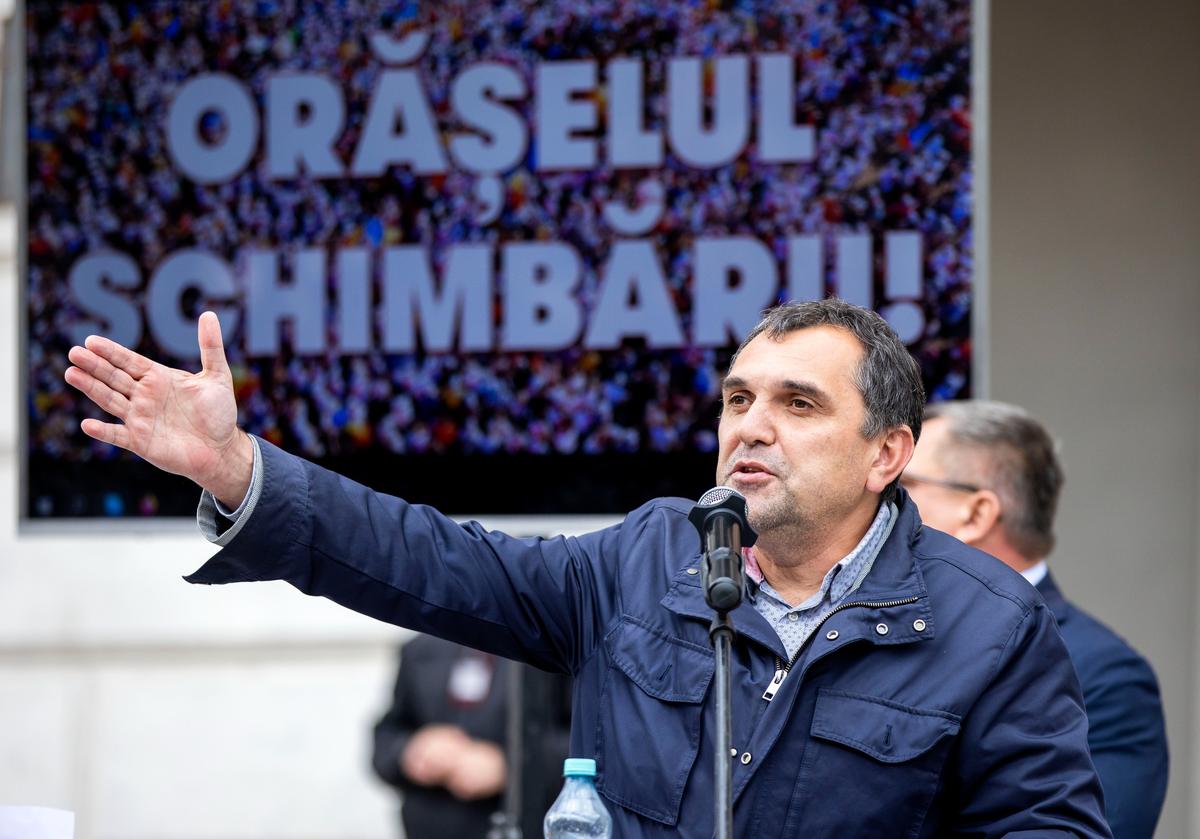 Дину Цуркану выступает с речью на демонстрации сторонников партии «Шор» перед зданием Генпрокуратуры в Кишиневе. Фото: EPA-EFE /DUMITRU DORU
